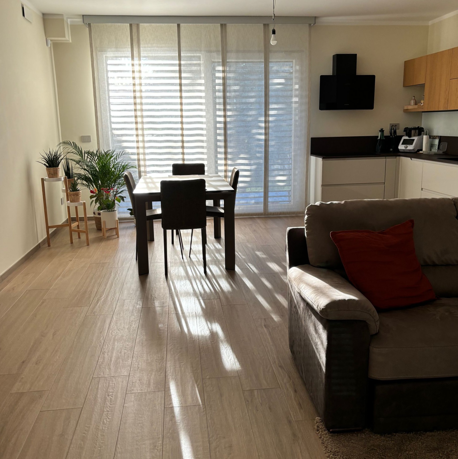 Living con ampia vetrata e pannelli tessili filtranti